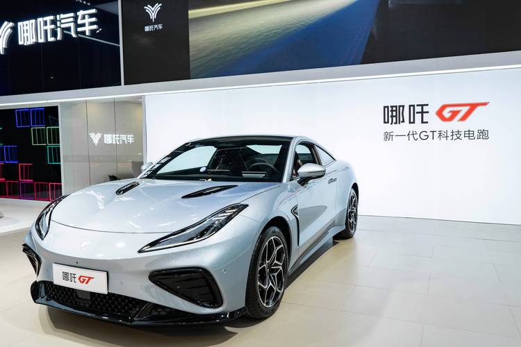 佛山192哪吒汽车在智能汽车领域的表现，领途汽车在新能源汽车市场中的影响力